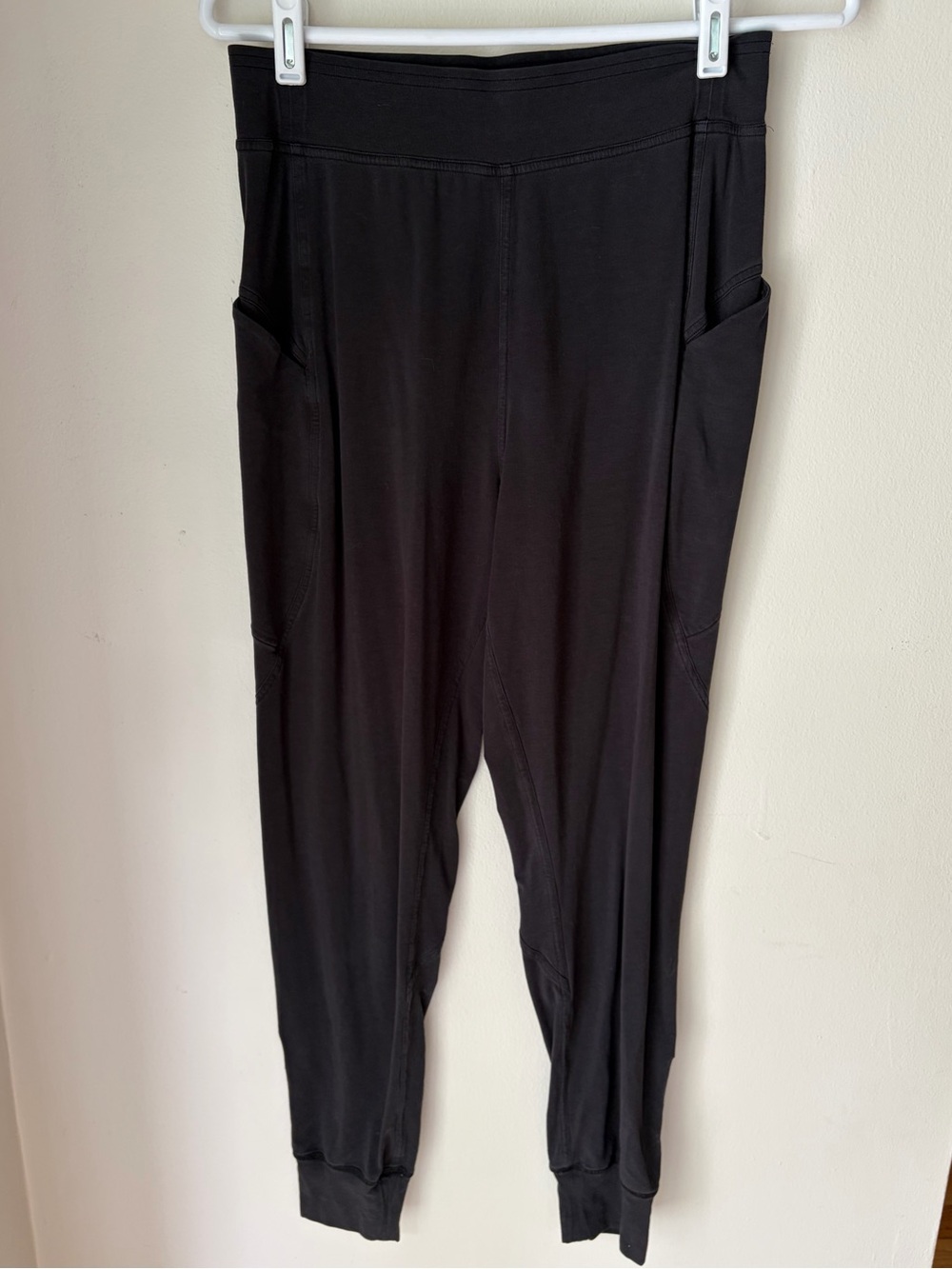 9. Size 6 LULULEMON Black Lightweight Cotton Joggers W/ Pockets